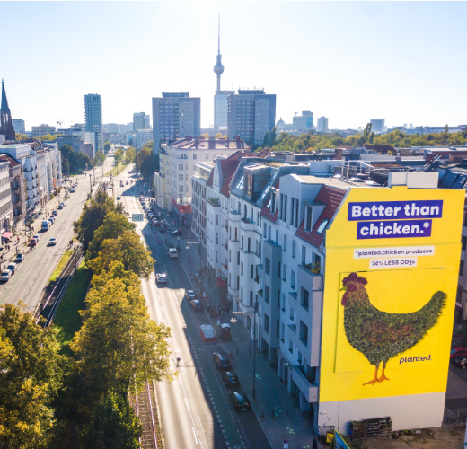 La start-up Food Tech Planted Foods fait sensation à Berlin avec son poulet géant fait de plantes